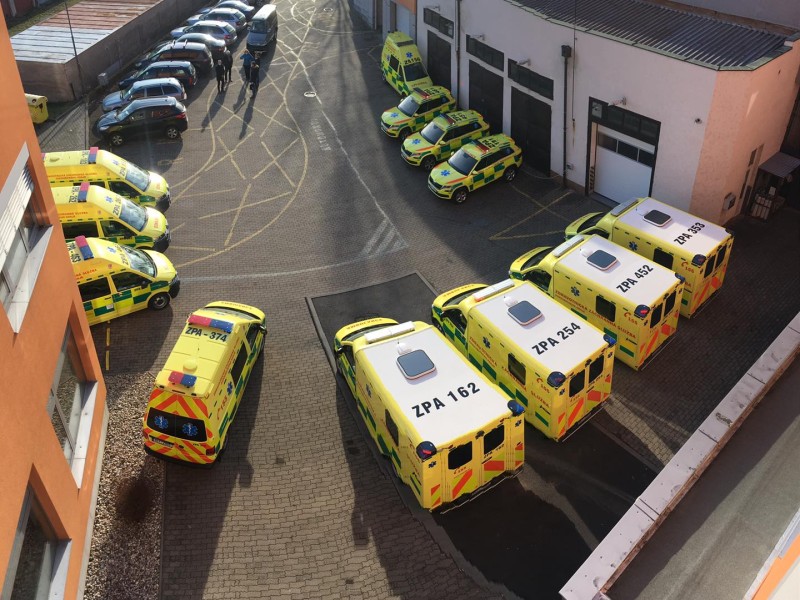 Pardubická záchranka má nové sanitky i lékařské vozy v RV systému